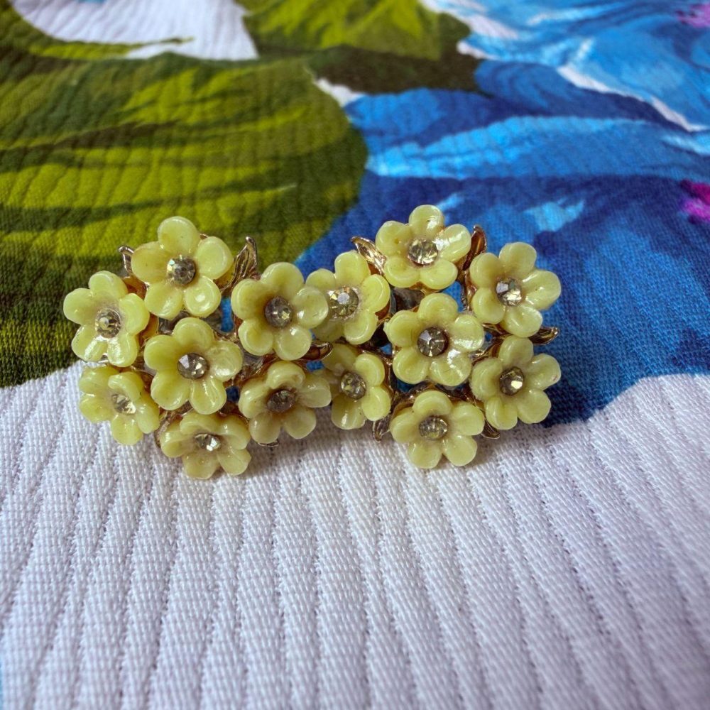 Vintage Longcraft screwback earrings. Early Lucite in pale yellow daisy design.